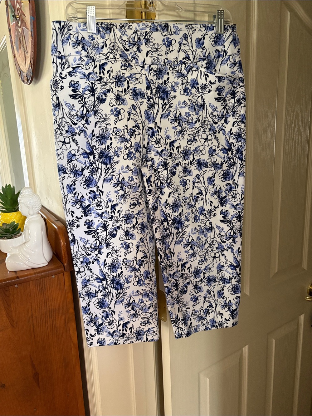 White & Blue Floral Women’s Jeans. Cropped capris